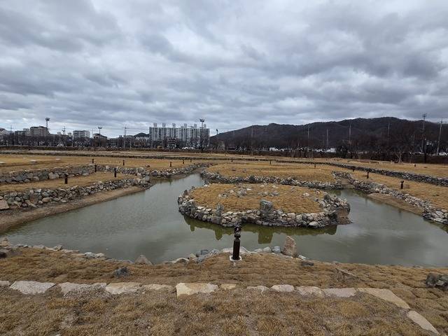 최근 발굴 과정에서 드러나 복원되고 있는 분황사 원지.