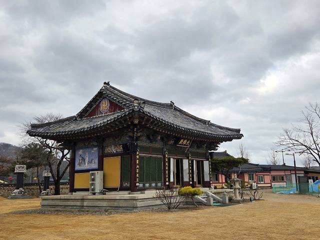 영묘사지에 들어 선 흥륜사 대웅전.