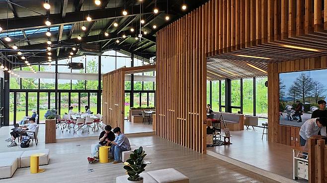 ‘블루워케이션’은 전남 체류형 관광을 이끌고 있다. 사진은 순천의 정원워케이션센터.