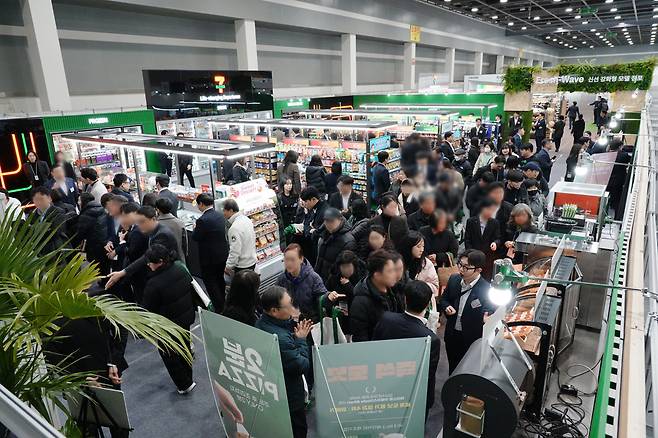 세븐일레븐이 '당신의 삶을 바꿀 일상 속 놀라움의 순간'이라는 테마로 4일부터 6일까지 양재 aT센터에서 '2026 상품전시회'를 개최한다.(사진제공=코리아세븐)