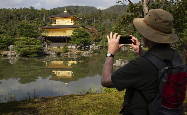 일본 교토에서 한 관광객이 금각사 사진을 찍고 있다.(교토(일본)/AP뉴시스)