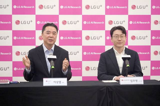 LG유플러스와 LG AI연구원이 1일 오전(현지시간) 모바일월드콩그레스(MWC) 2026 행사가 열리는 스페인 바르셀로나의 인사이드 바이 멜리야 바르셀로나 아폴로 호텔에서 기자간담회를 열었다. 사진은 이상엽 LG유플러스 최고기술책임자(CTO, 왼쪽)와 임우형 LG AI연구원장. LG유플러스 제공