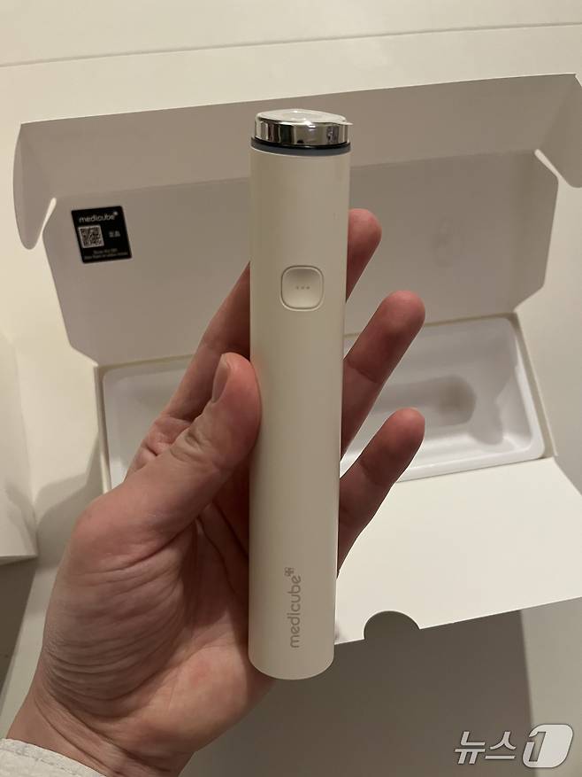 프로 미니 플러스는 작은 헤드를 갖추고 있어 콧망울 옆이나 입가를 세밀하게 관리할 수 있다. ⓒ 뉴스1 신민경 기자