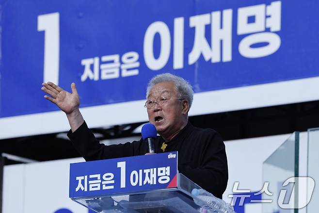 배우 명계남 씨가 26일 오후 경기 남양주시 평내호평역 광장에서 이재명 더불어민주당 대통령 후보 지지연설을 하고 있다. 2025.5.26 ⓒ 뉴스1 안은나 기자