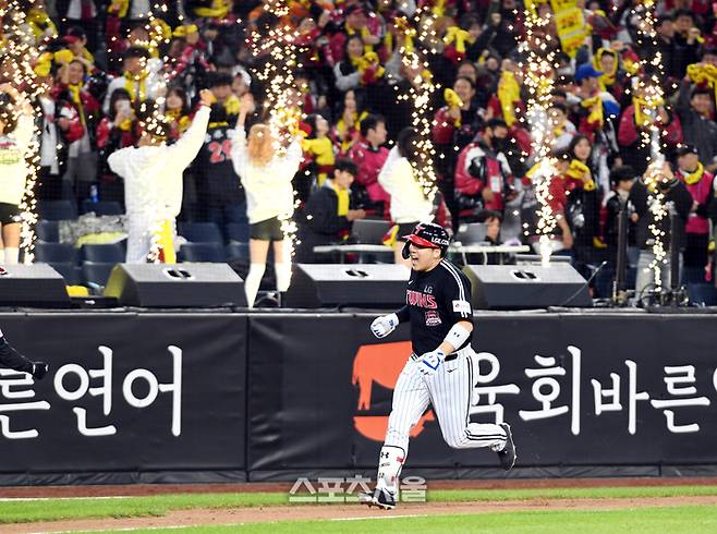LG 김현수가 29일 대전 한화생명볼파크에서 열린 2025 KBO리그 한화와 한국시리즈 3차전 4회초 1사 한화 선발 폰세를 상대로 솔로 홈런을 친 뒤 베이스를 돌며 기뻐하고 있다. 대전 | 박진업 기자 upandup@sportsseoul.com