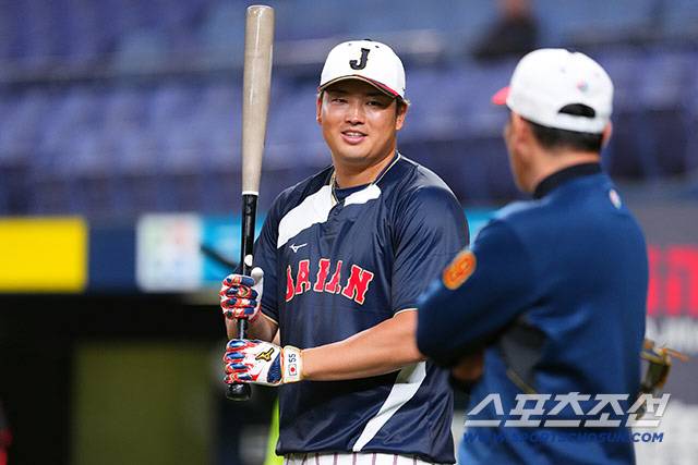 무라카미가 타격 훈련 중에 이바타 감독과 이야기를 나누고 있다. 사진출처=일본야구대표팀 홈페이지