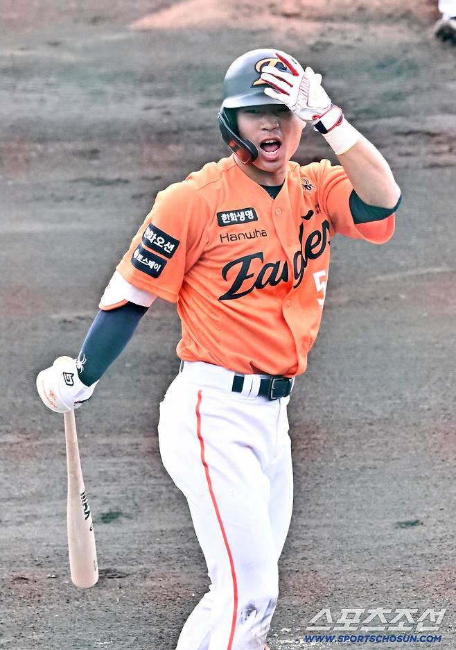 22일 일본 오키나와 니시자키 야구장에서 열린 한화 이글스와 지바 롯데의 연습경기. 한화 오재원이 삼진을 당한 뒤 아쉬워하고 있다. 오키나와(일본)=박재만 기자 pjm@sportschosun.com/2026.02.22/