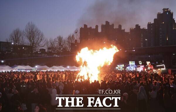 2월 28일 대전시 대덕구가 주최하고 신탄진 대보름 쥐불놀이추진위원회가 주관한 '27회 신탄진 대보름 쥐불놀이 축제' 달집 태우기 행사에서 시민들이 타오르는 달집을 바라보고 있다. /대전시 대덕구