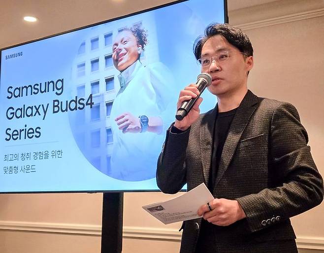 문한길 삼성전자 MX사업부 오디오그룹 마스터가 6일(현지시간) 미국 샌프란시스코에서 열린 '갤럭시 언팩 2026 (Galaxy Unpacked 2026)' 행사에서 갤럭시 버즈4 프로에 담긴 삼성전자의 사운드 혁신 기술을 소개하고 있다.ⓒ삼성전자
