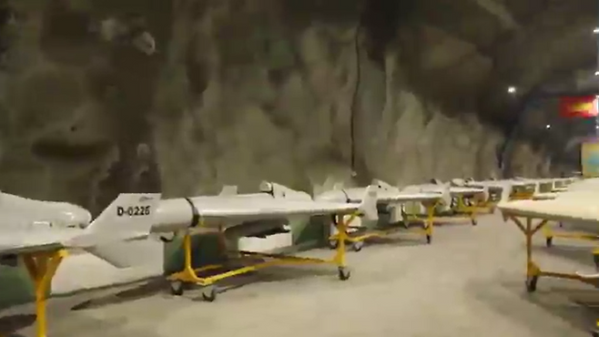 이란 혁명수비대가 국영 매체를 통해 공개한 드론 무기 터널 영상 캡처