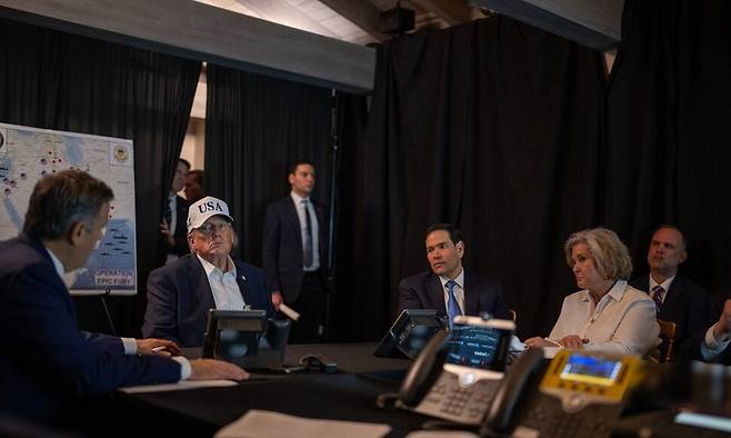 도널드 트럼프 미국 대통령(왼쪽 둘째부터)이 28일(현지시각) 미국 플로리다주 팜비치 마러라고에서 마코 루비오 국무장관, 수지 와일스 백악관 비서실장(왼쪽 넷째)과 함께 이란을 겨냥한 ‘장엄한 분노’ 작전의 경과를 보고받고 있다. 워싱턴/UPI 연합뉴스