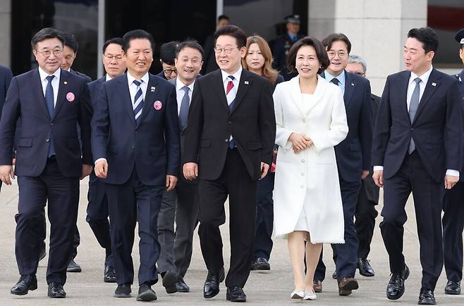 싱가포르와 필리핀을 국빈방문하는 이재명 대통령과 김혜경 여사가 1일 성남 서울공항에서 환송객들과 함께 공군1호기로 이동하고 있다. 연합뉴스
