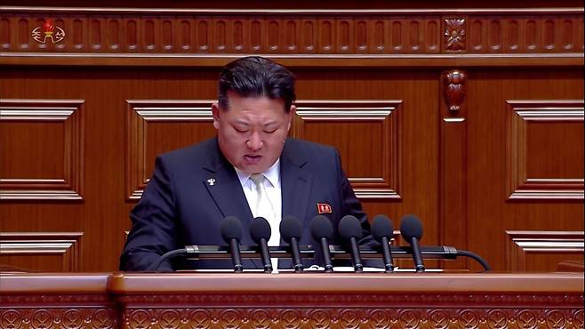 김정은 국무위원장은 지난달 20~21일 노동당 제9차대회(19~25일, 평양) 제8기 당중앙위원회 사업총화보고에서 "조미관계의 전망성은 미국측의 태도에 전적으로 달려있다"며 미국이 '대북 적대시 정책'을 철회하면 관계 개선이 가능하다고 밝혔다고 조선중앙TV가 26일 보도했다. 조선중앙TV=연합뉴스