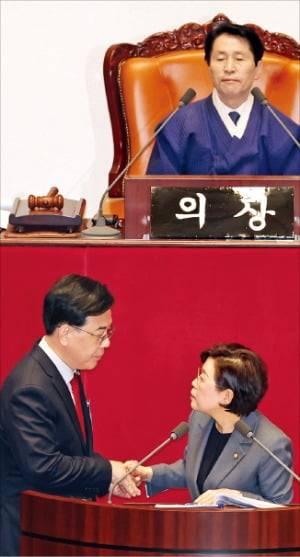 송언석 국민의힘 원내대표(왼쪽)가 1일 국회 본회의장에서 필리버스터를 하던 김정재 국민의힘 의원에게 토론 중단을 요청하고 있다. 연합뉴스