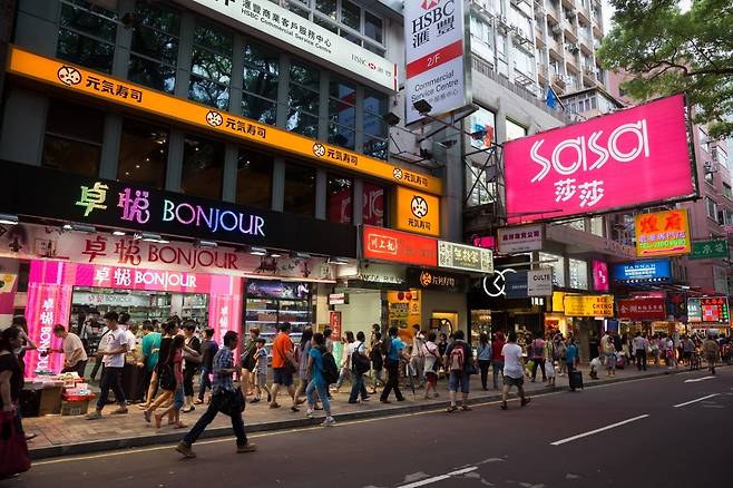 화장품 매장이 밀집한 홍콩의 한 거리. 사진=게티이미지뱅크