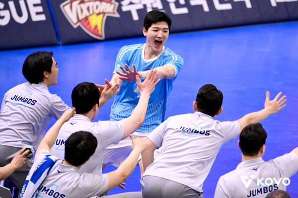 인천 대한항공의 정지석이 2일 수원실내체육관에서 열린 수원 한국전력과 진에어 2025~26 V리그 남자부 6라운드 원정 경기서 득점 후 기뻐하고 있다. KOVO 제공