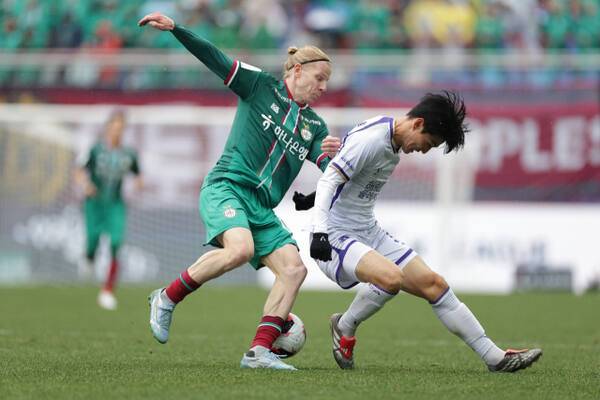 FC안양의 이태희(오른쪽)가 2일 대전월드컵경기장에서 열린 ‘하나은행 K리그1 2026’ 1라운드에서 대전의 루빅손과 공을 경합하고 있다. 한국프로축구연맹 제공