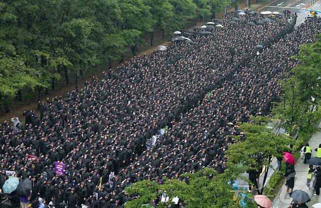 전국삼성전자노동조합 조합원들이 지난해 7월8일 오전 경기 화성시 반월동 삼성전자 화성사업장에서 열린 총파업 결의대회에서 구호를 외치고 있다./사진=뉴스1