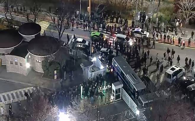 2024년 12월4일 새벽 국회 경내 CCTV에 찍힌 계엄군의 모습. ⓒ국회 CCTV 갈무리