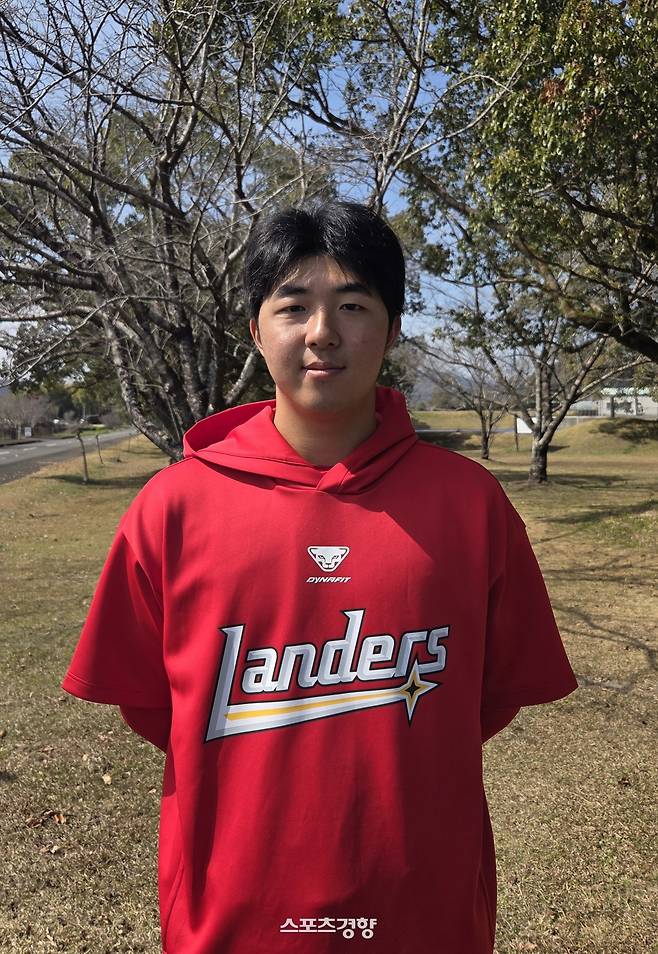 SSG 김민준이 1일 일본 미야자키 스프링 캠프 현장에서 인터뷰하고 있다. 미야자키 | 유새슬 기자