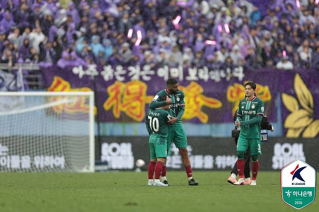 김현욱(10번)이 페널티킥 실축 후 자책하고 있다. /사진=한국프로축구연맹 제공
