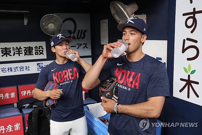 나란히 물 마시는 김혜성-셰이 위트컴 (오사카=연합뉴스) 임화영 기자 = 월드베이스볼클래식(WBC) 출전을 앞둔 한국 야구 대표팀 김혜성과 셰이 위트컴이 1일 일본 오사카 교세라돔에서 훈련을 하는 도중 물을 마시고 있다. 2026.3.1 hwayoung7@yna.co.kr