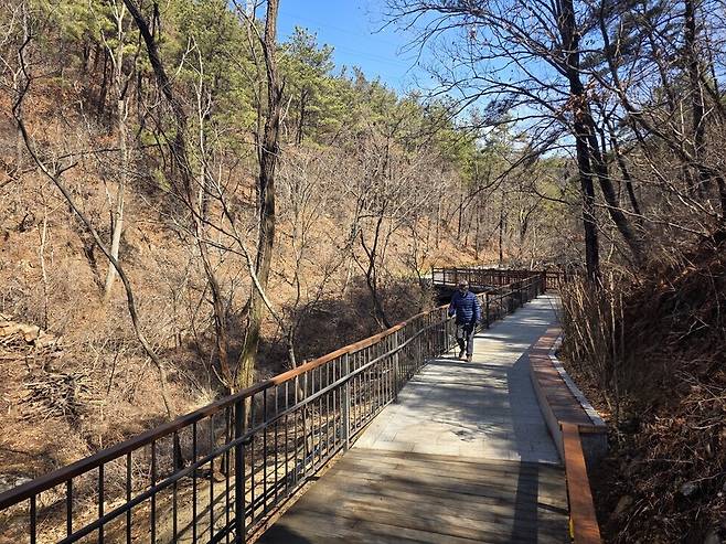 ▲ 3일 인천 남동구 만수산 일원에 5.141km의 무장애나눔길 마련됐다.