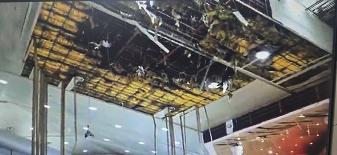 ▲이란의 무인기 공격으로 쿠웨이트공항 제1터미널 천정에 지름 7~10m 크기의 구멍이 뚫렸다. 쿠웨이트 아랍타임스가 보도한 동영상 캡쳐 사진.