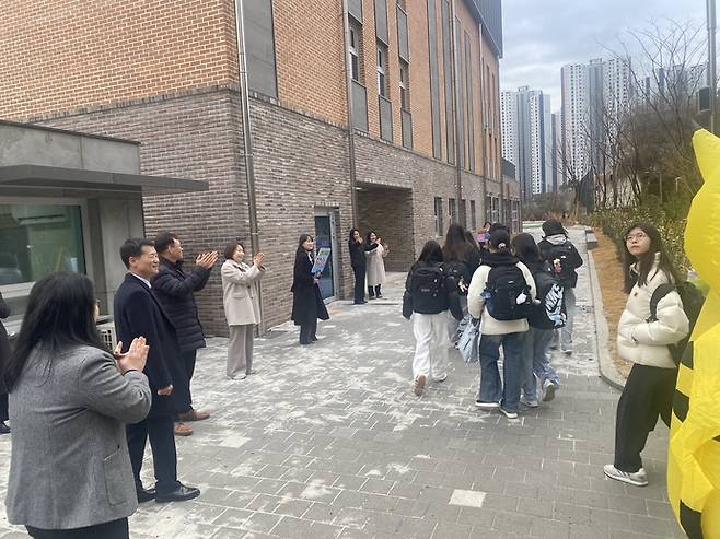 동두천양주교육지원청 관계자들이 3일 양주시 옥정동 회암중학교 앞에서 신입생들을 환영하고 있다. 사진=동두천양주교육지원청