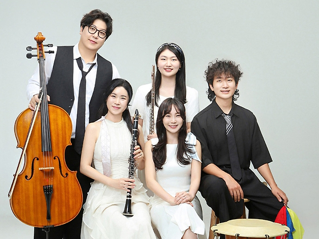 김경숙(오른쪽에서 두 번째) 리썸앙상블 대표와 단원들. 사진=리썸앙상블