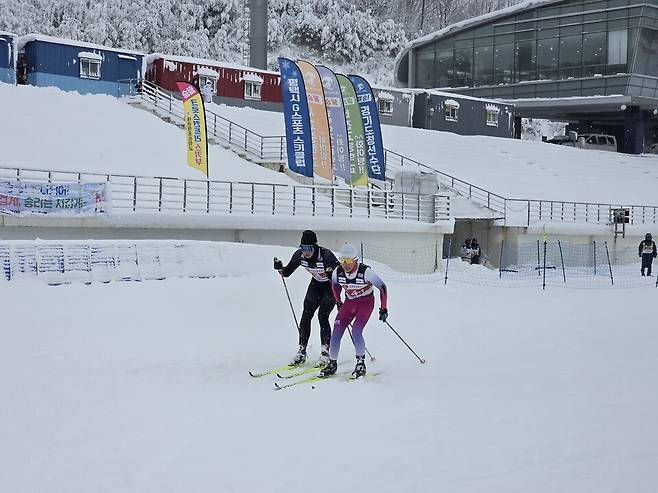 3일 강원도 평창군 알펜시아 크로스컨트리센터에서 열린 제78회 전국종별스키선수권대회 크로스컨트리 남자 15세 이하부 팀 스프린트 7.2㎞에서 이정준(평택 세교중·오른쪽)이 역주하고 있다.