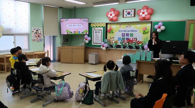 광주 동구 서석초등학교에 입학한 1학년 신입생 6명이 입학식이 진행되는 교실에 모여 앉아 있다. /이서영 기자 dec@namdonews.com