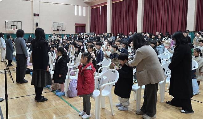 광주 남구 봉선동 제석초등학교 신입생 80여명이 입학식을 진행하고 있다. /이서영 기자 dec@namdonews.com