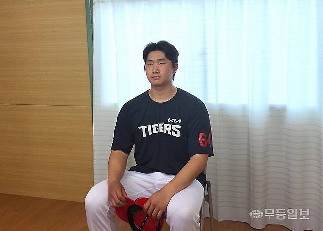 인터뷰에 참여 중인 김현수. 최고구속 148km를 기록했던 김현수는 직구에 자신감을 갖고 있다고 밝혔다.