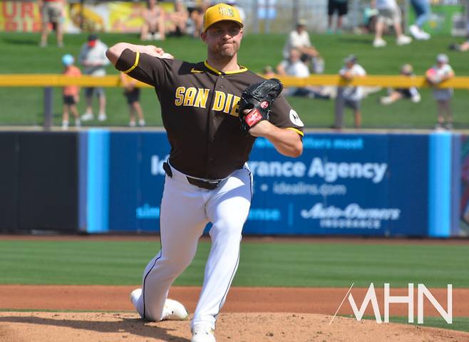 (샌디에이고 '에이스' 마이크 킹이 3일(한국시간) 오클랜드를 상대로 미국 애리조나주 피오리아에서 열린 2026 메이저리그 스프링캠프 홈경기에 선발 등판해 공을 던지고 있다)