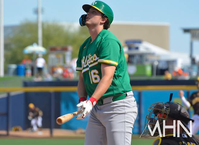 (오클랜드 1번 타자 닉 커츠가 3일 경기에서 샌디에이고 선발투수 마이크 킹을 상대로 볼넷을 얻어내고 있다)