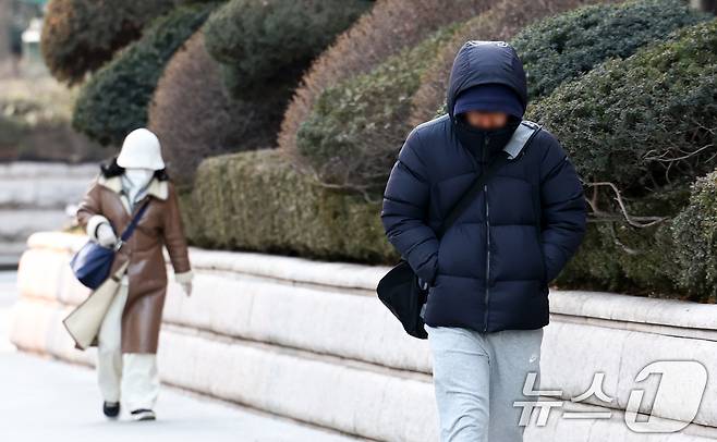 한파가 이어지는 30일 서울 중구 서울시청 인근 거리에서 시민들이 발걸음을 옮기고 있다. 2026.1.30 ⓒ 뉴스1 최지환 기자