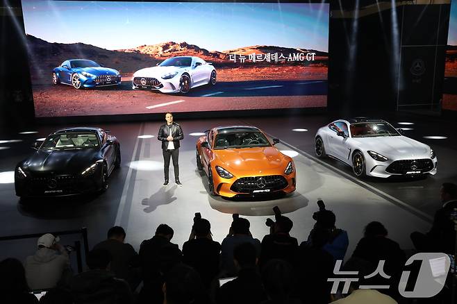 지난해 4월 경기도 고양시 킨텍스에서 열린 2025 서울모빌리티쇼에서 더 뉴 메르데스 벤츠 AMG GT가 공개되는 모습(자료사진). 2025.4.3/뉴스1 ⓒ 뉴스1 김명섭 기자