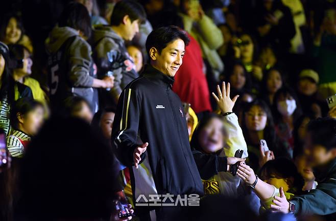 KCC 허훈이 18일 서울 잠실실내체육관에서 열린 2025~2026 LG전자 프로농구 올스타전에서 팬들과 하이파이브를 하며 코트로 입장하고 있다. 잠실 | 박진업 기자 upandup@sportsseoul.com