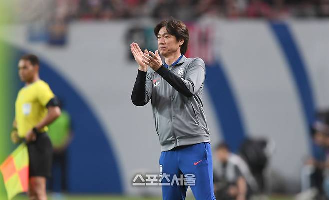 홍명보 감독이 지난해 6월 10일 서울월드컵경기장에서 열린 2026 FIFA 북중미 월드컵 3차 예선 쿠웨이트와 경기에서 선수들을 격려하고 있다. 상암 | 최승섭기자 thunder@sportsseoul.com
