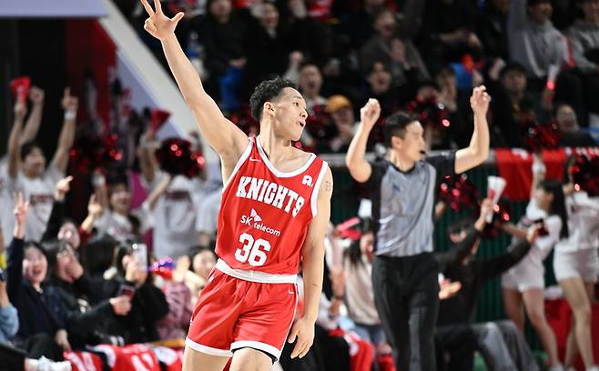 SK 다니엘이 13일 잠실학생체육관에서 열린 2025~2026 LG전자 프로농구 DB와 경기에서 3점슛을 넣은 후 세리머니를 하고 있다. 사진 | KBL