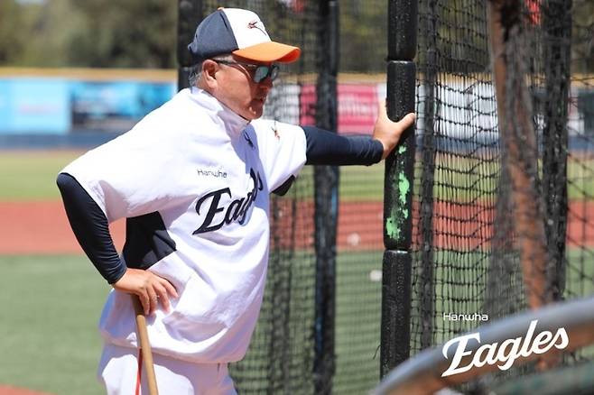 한화 김경문 감독이 호주 멜버른에서 진행한 스프링캠프서 훈련을 지켜보고 있다. 사진 | 한화 이글스