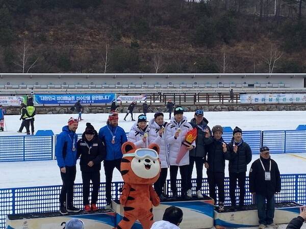 제107회 전국동계체육대회 바이애슬론 종목에서 우수한 성적을 거둔 포천시 선수단이 시상대 위에서 메달을 목에 걸고 마스코트와 함께 기념 촬영을 하고 있다. /사진=포천시