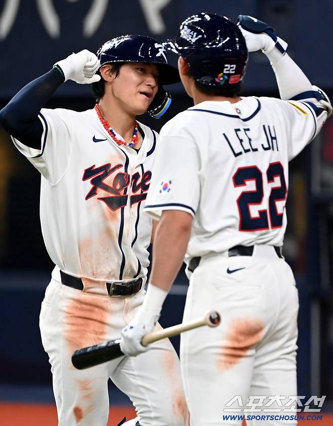 2일 일본 오사카 교세라돔에서 열린 WBC(월드베이스볼클래식) 한국 대표팀과 한신 타이거즈의 경기, 5회초 1사 한국 김도영이 동점 솔로홈런을 치고 이정후의 환영을 받고 있다. 오사카(일본)=허상욱 기자wook@sportschosun.com/2026.03.02/