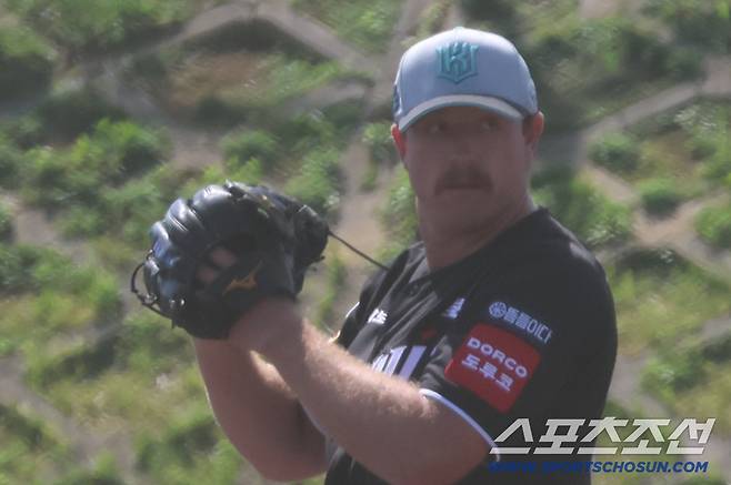 KT 위즈 맷 사우어가 2일 한화전서 선발등판해 역투하고 있다. 사진제공=KT 위즈