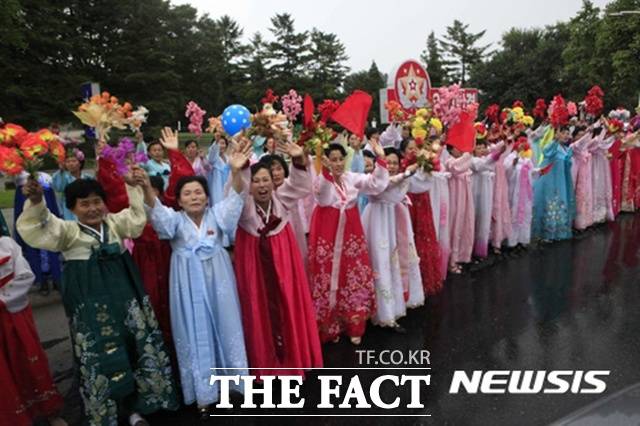 재일본조선민주여성동맹(여성동맹)이 최근 수년간 발간한 간행물에는 북한 중심의 정체성과 민족교육, 생활 지원을 결합한 조직 결속 전략이 일관되게 담긴 것으로 나타났다. 사진은 한복을 입은 북한 여성들이 2017년 9월 핵실험에 참여한 사람들을 환영하는 모습. /뉴시스, AP