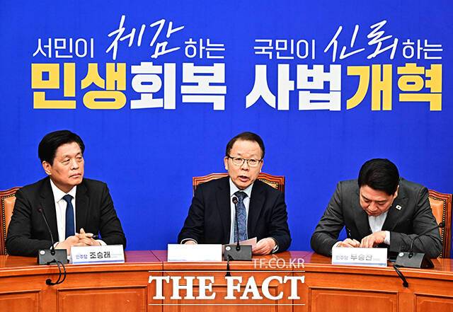 더불어민주당의 6·3 지방선거 공천 기조가 '험지는 신속하게 결정하되, 여타 지역의 경우엔 경쟁을 보장하는 방향'으로 굳어지고 있다. 지난달 27일 김이수 더불어민주당 중앙당 공천관리위원장이 국회에서 공천심사 결과를 발표했다. /배정한 기자