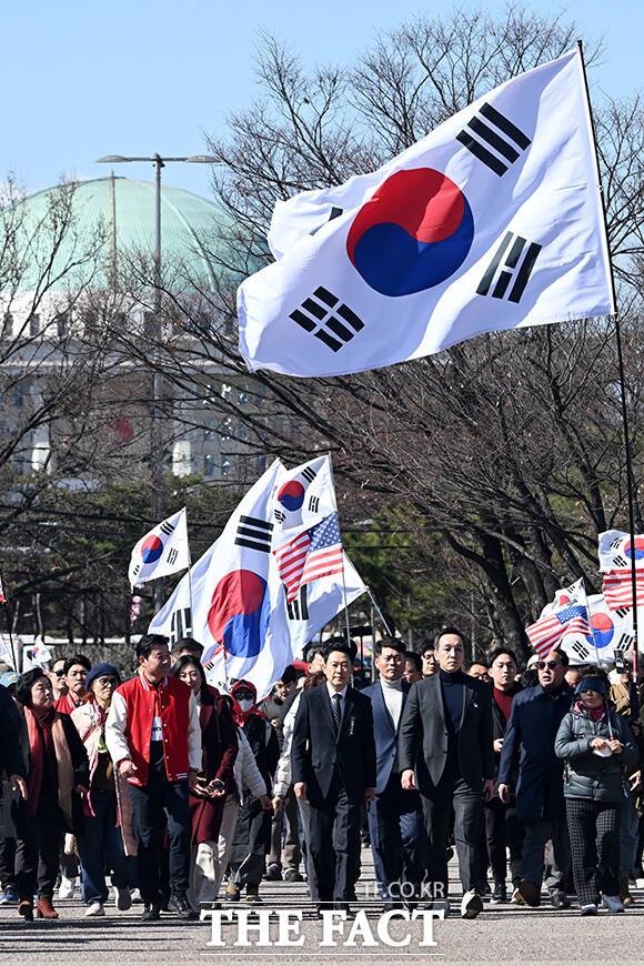 장동혁 국민의힘 대표와 송언석 원내대표 및 의원들이 3일 오후 서울 여의도 국회에서 사법독립 헌정수호를 위한 대국민 호소 국민대장정 규탄대회를 마친 뒤 청와대로 도보행진을 하고 있다. /남용희 기자