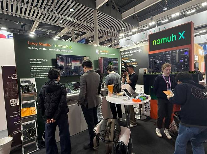 NH투자증권이 스페인 바로셀로나에서 열리는 MWC에서 크로스플랫폼 기반의 차세대 투자 서비스 시범 프로젝트인 '나무X'를 공개했다. 2일(현지시간) MWC 내 나무X 소개부스에서 관람객들이 부스를 살펴보고 있다. NH투자증권