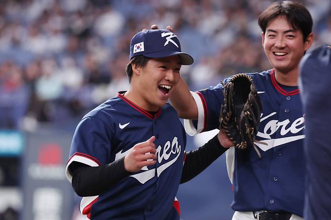 3일 일본 오사카 교세라돔에서 열린 한국 야구 대표팀과 일본 프로야구 오릭스 버팔로스의 경기에서 이시이 고키가 동료들의 환대를 받고 있다./연합뉴스